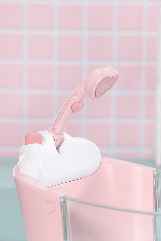 Roze douchekop met hartvorm, op een witte standaard boven een roze badkuip.