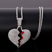 Gebroken Hart Ketting - Zilver Kleurig met Diamantjes (Zirkonia) - Heartbreaker - Kettingen Heren Dames - Cadeau voor Man - Mannen Cadeautjes