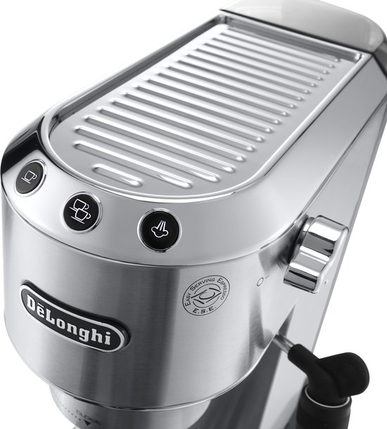 Close-up van de bovenkant van een zilverkleurige De'Longhi espressomachine met knoppen en het E.S.E. logo.