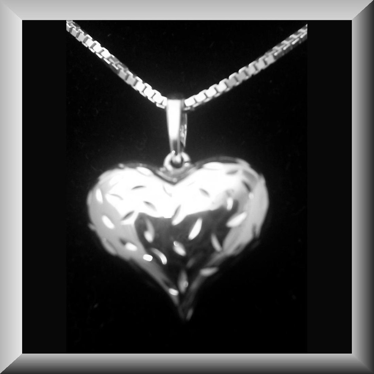 Sierlijke zilveren hanger , in de vorm van een hart