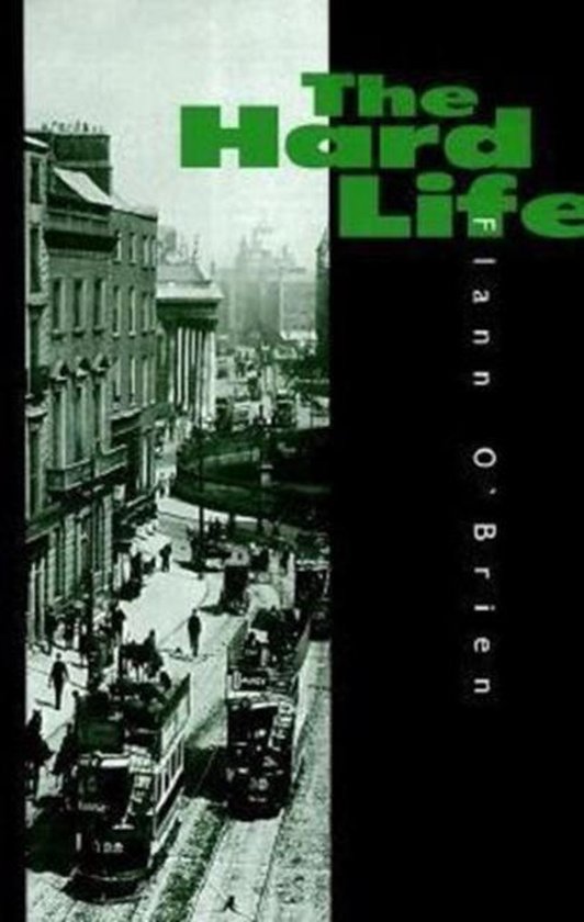 Couverture de livre avec le texte "The Hard Life" et "Flann O'Brien". Image d'une rue animée du passé avec tramways et calèches.