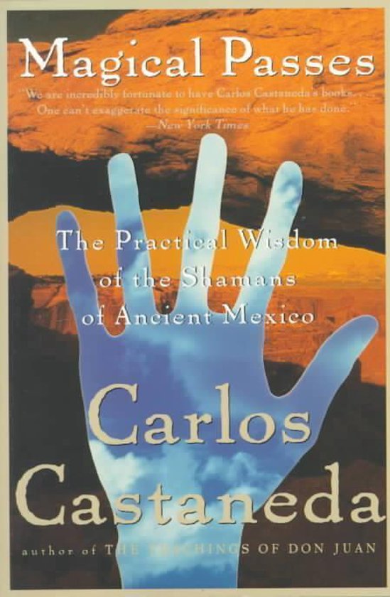 Boekomslag: "Magical Passes: The Practical Wisdom of the Shamans of Ancient Mexico" door Carlos Castaneda. Een blauwe hand met wolkenprint over een rotsachtige achtergrond.
