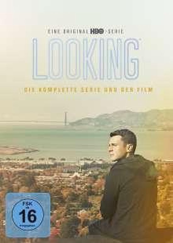 Een man zit met zijn rug naar de kijker, uitkijkend over een baai met een brug in de verte. Boven de man staat 'LOOKING DIE KOMPLETTE SERIE UND DER FILM'.