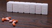 7 daagse witte medicatie / pillendoos met braille en verhoogde letters