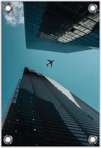 Tuinposter –Twee Wolkenkrabbers met een Vliegtuig in de Lucht – 40x60cm Foto op Tuinposter (wanddecoratie voor buiten en binnen)