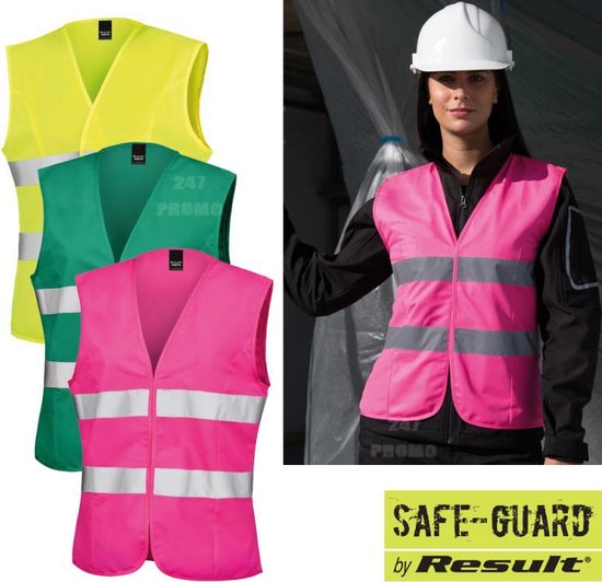 Veiligheidshesje in roze, groen en geel met reflecterende strepen. Model draagt roze hesje.