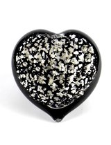 Glazen urn. Asbestemming. "Zwart-zilver hart" zwart-zilver niet doorzichtig. 13 cm hoog.
