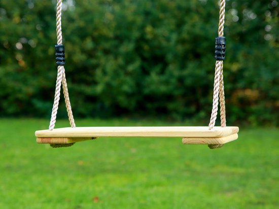 Een houten schommel met dik touw en zwarte klemmen in een tuin.
