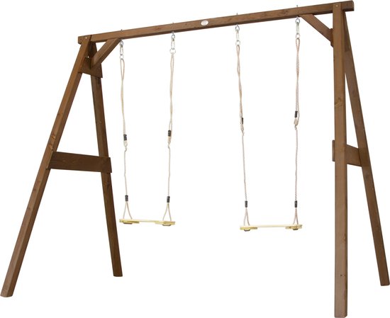 Bruin houten schommelframe met twee houten zitjes aan touwen, op witte achtergrond.