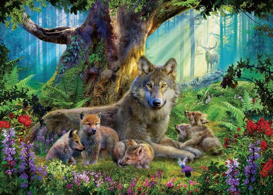 Een grijze wolf ligt in een bos met haar vier welpen. Een hert staat op de achtergrond.