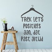 Muursticker "Trek iets positiefs aan dat past altijd" sticker