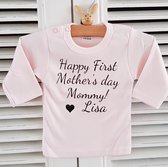 Baby shirtje meisje tekst mama eerste moederdag cadeau van papa | Happy first mother’s Day mommy met naam| lange mouw T-Shirt | roze | maat 92 | liefste leukste kleding babykleding