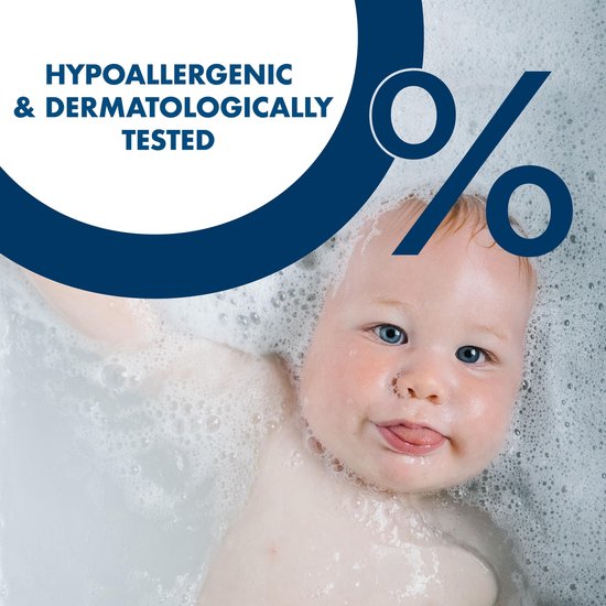 Baby met blauwe ogen ligt in bad met schuim en de tekst: Hypoallergeen & dermatologisch getest.