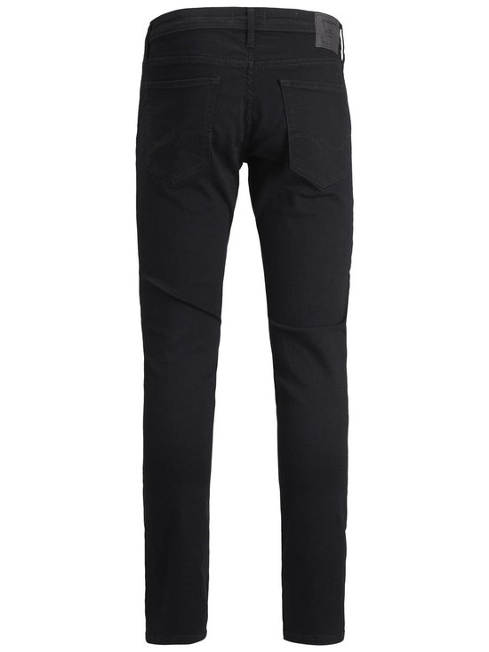 Achterkant van zwarte skinny jeans voor heren, met zakken en label.