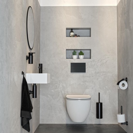 Moderne zwarte toiletborstel met houder naast een wit hangtoilet in een grijze badkamer.