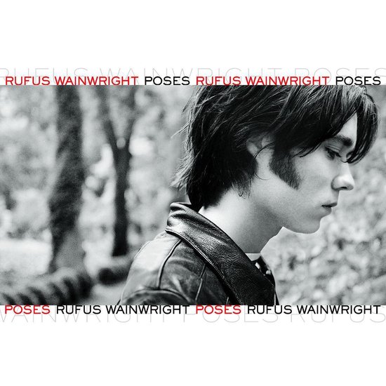 Zwart-wit portret van Rufus Wainwright in profiel, dragend een leren jack. Tekst: RUFUS WAINWRIGHT POSES.