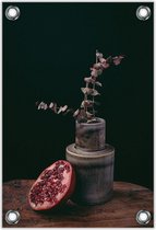 Tuinposter –Bruine Vaas met Bloemen en een Granaatappel op een Houten Plank– 100x150cm Foto op Tuinposter (wanddecoratie voor buiten en binnen)