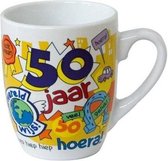 Verjaardag - Cartoon Mok - Hoera 50 jaar Man - Gevuld met een toffeemix - In cadeauverpakking met gekleurd lint