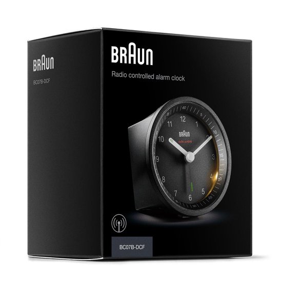Zwarte verpakking van een Braun radio gestuurde wekker, met een afbeelding van de wekker erop.