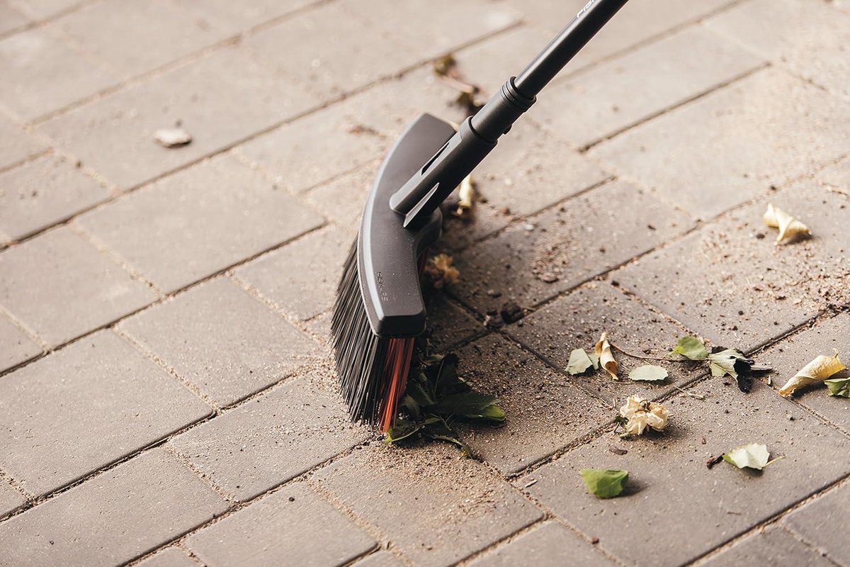 Fiskars Bezem met PowerClean-borstelharen, lengte: 1,6, M, Solid, zwart/ oranje, 1025921