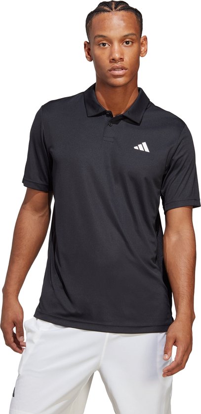 Man met zwart poloshirt met korte mouwen en wit Adidas logo, en witte shorts.