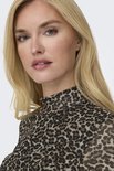 Model met blonde haren draagt een coltrui met panterprint.
