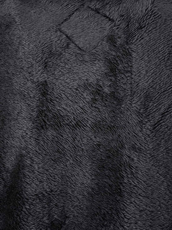 Zwarte fleece stof met een ruitvormig detail.