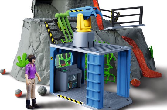 Wetenschapper bij speelgoed vulkaan met blauw containerstation, lab-apparatuur en klimnet.