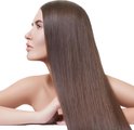 Profiel van een vrouw met lang, glanzend bruin haar, zittend op een witte achtergrond.