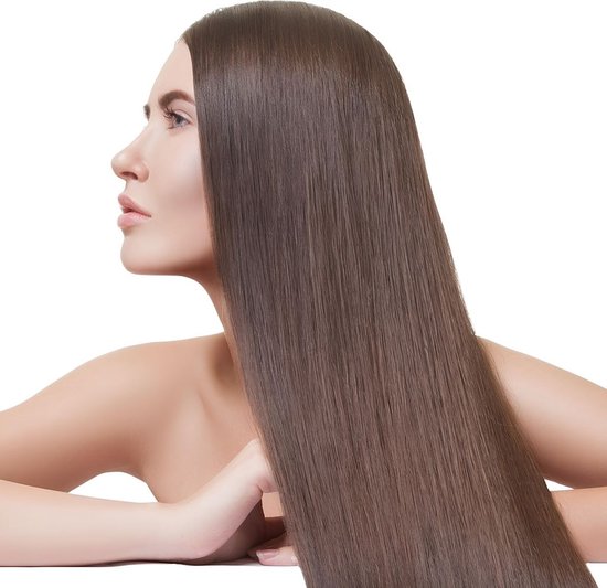 Profiel van een vrouw met lang, glanzend bruin haar, zittend op een witte achtergrond.