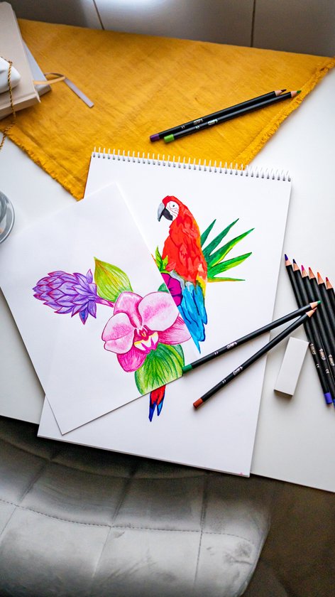 Hand tekent een papegaai met bloemen met potloden.