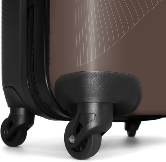 Detail van de zwarte wieltjes van de bruine handbagagekoffer met golvende lijnen.