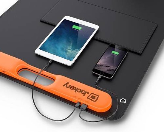 Een Jackery zonnepaneel laadt een tablet en smartphone op via oranje handgreep. Close-up van de poorten.