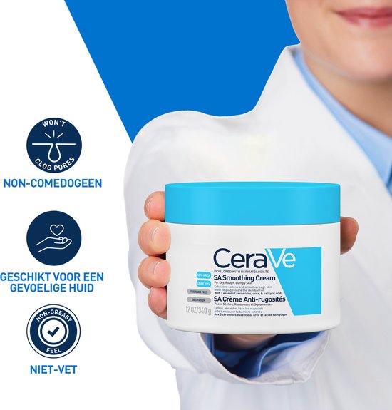 Een pot CeraVe SA gladmakende crème, gedragen door een persoon in een laboratoriumjas.
