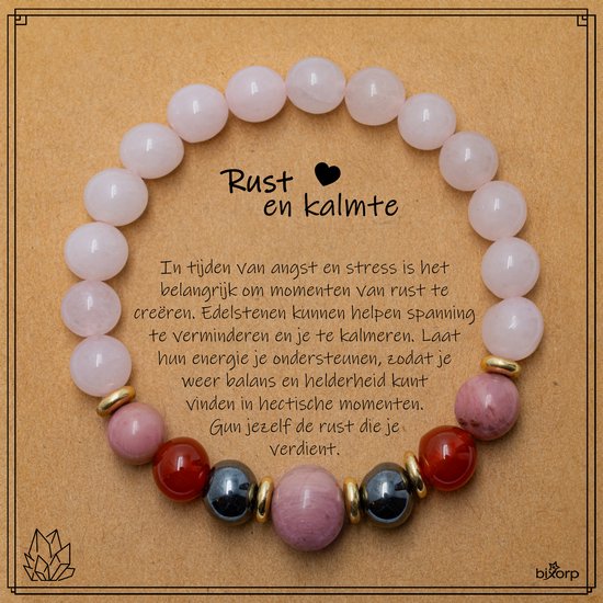 Roze kralenarmband met rode, grijs-zwarte en roze stenen kralen en gouden accenten. Tekst 'Rust en kalmte'.