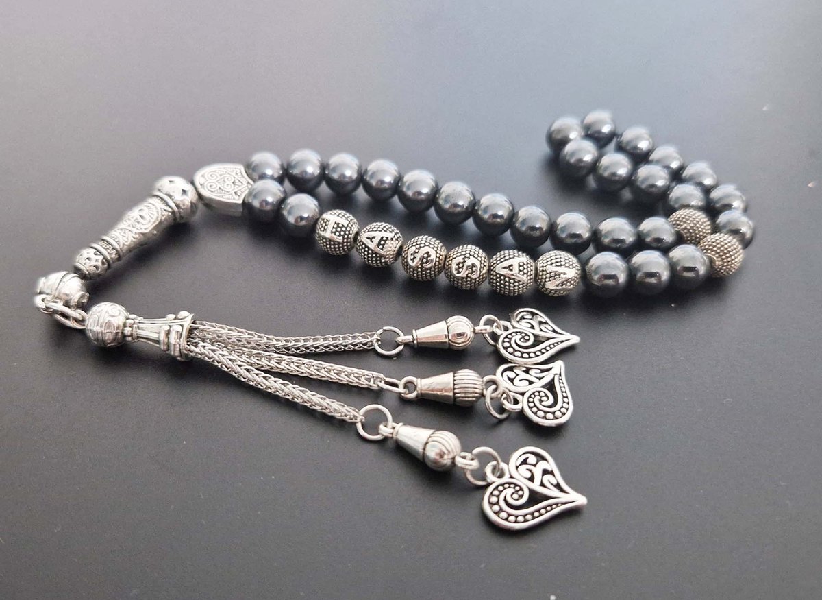 Handgemaakte naam tasbih 33 Kralen Natuursteen “Hematiet ” - met metaal tassel “Harten"- Met je naam of de naam van uw geliefde- 8 mm diameter van de korrel