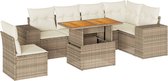Beige polyrotan loungeset met crème kussens, verstelbare tafel en hoekelementen.