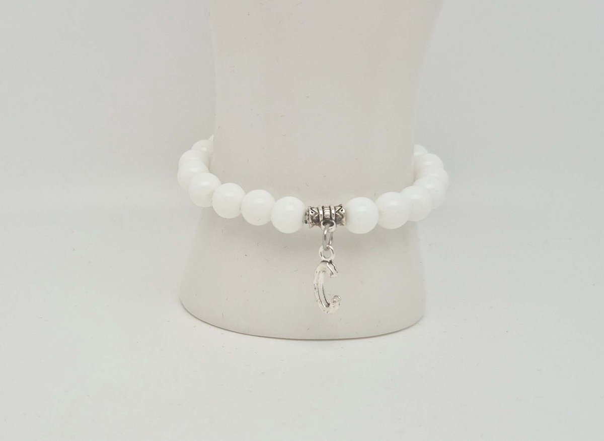Handgemaakte "Letters" natuursteen armband met natuursteen "Letters" " Witte agaat" -8 mm diameter van de korrel- Diameter armband 20 cm - Kies je favoriete letters- Een mooi cadeau voor familie en vrienden