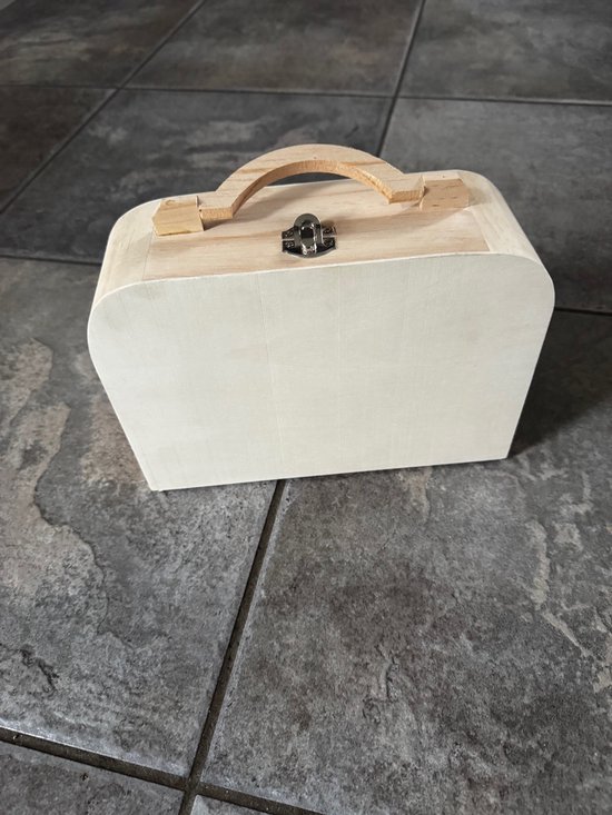 Houten koffer met handvat en sluiting, dicht.