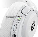 Close-up van witte Arctis headset met aan/uit- en 2.4GHz/Bluetooth-knoppen.