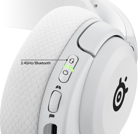Close-up van witte Arctis headset met aan/uit- en 2.4GHz/Bluetooth-knoppen.