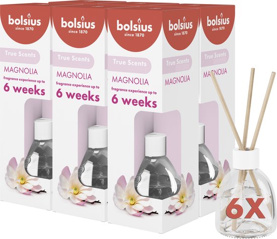 Voordeelverpakking van 6 Bolsius True Scents Magnolia geurstokjes in glazen flesjes.