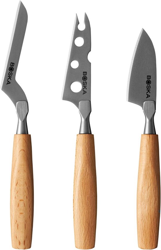 Drie Boska kaasmessen met houten handvatten: een gebogen mes, een mes met gaten en een gebogen mes.