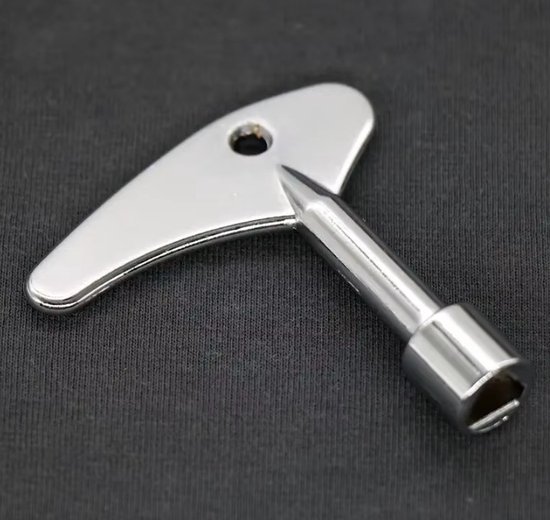 Clé triangulaire métallique brillante avec une poignée plate et une douille carrée, sur fond sombre.