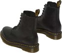 Bottes Dr. Martens 1460 Pascal noires à lacets, en cuir à texture granuleuse. Coutures jaunes sur la semelle.