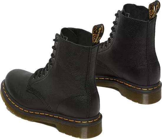 Bottes Dr. Martens 1460 Pascal noires à lacets, en cuir à texture granuleuse. Coutures jaunes sur la semelle.