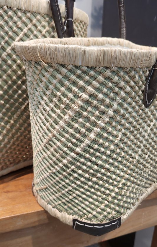 Zeegras shopper met dicht geweven patroon in groen en beige en een omgeplooide rand met franjes.