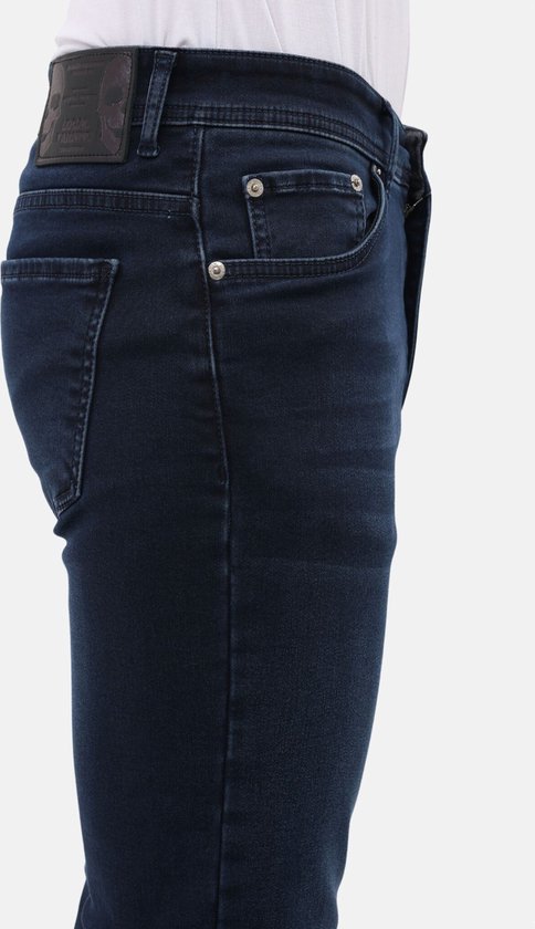 Detail van de achterkant van blauwe stretch jeans voor heren. Met een Mario Morato label.