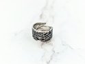 Zilverkleurige ring met Viking Raven patroon, open aan de voorzijde.
