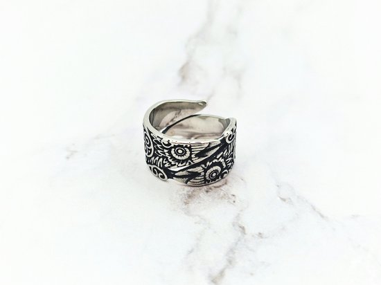 Zilverkleurige ring met Viking Raven patroon, open aan de voorzijde.